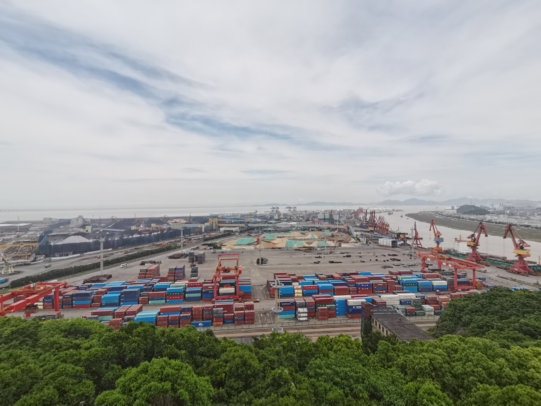 从繁忙的港口码头看浙江打造“双循环”战略枢纽.jpg